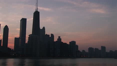 Mittlere-Aufnahme-Der-Skyline-Von-Chicago-Zur-Goldenen-Stunde-Vom-Michigansee