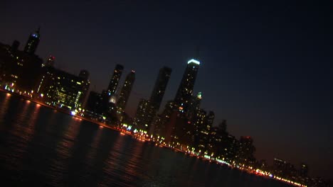 Ein-Weitläufiger-Blick-Auf-Chicago-Bei-Nacht-Vom-Seeufer-Aus
