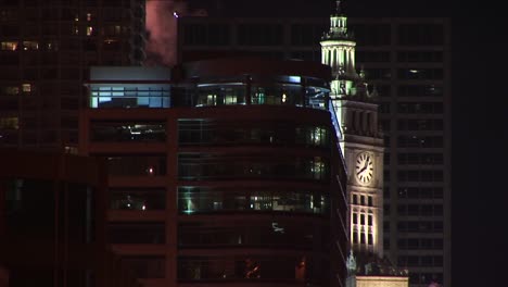 La-Torre-Del-Reloj-Del-Famoso-Edificio-Wrigley-En-Chicago-Está-Iluminada-Por-La-Noche