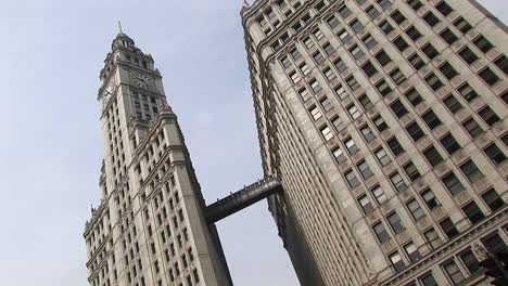 Chicagos-Wahrzeichen-Wrigley-Building-Towers-Sind-Durch-Einen-Gehweg-Verbunden-Walk