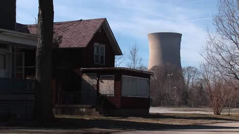 Ein-Mit-Brettern-Vernageltes-Haus-In-Der-Nähe-Eines-Atomkraftwerks