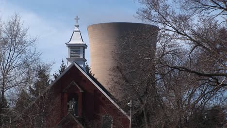 Eine-Kirche-Befindet-Sich-In-Der-Nähe-Eines-Atomkraftwerks