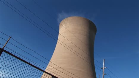 Dampf-Treibt-Langsam-Von-Der-Spitze-Eines-Atomkraftwerks