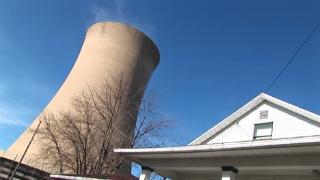 Der-Gigantische-Kegel-Eines-Atomreaktors-Ragt-über-Dem-Dach-Eines-Weißen-Hauses-Auf