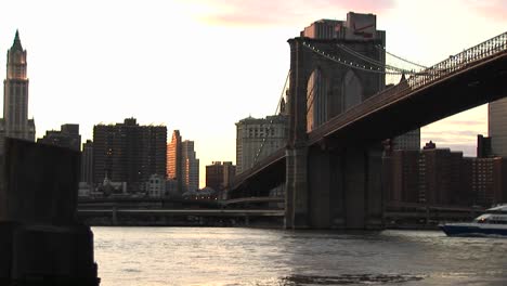 Ein-Blick-Auf-Die-Brooklyn-Bridge,-Die-Brooklyn-Mit-Manhattan-Verbindet,-Enthält-Schöne-Aufnahmen-Einer-Fähre