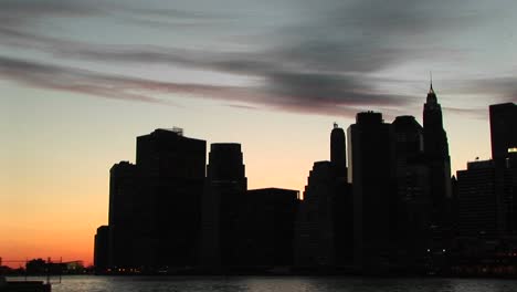 Ein-Silhouettierter-Blick-Auf-Die-Wolkenkratzer-Von-New-York-Bei-Der-Goldenhour