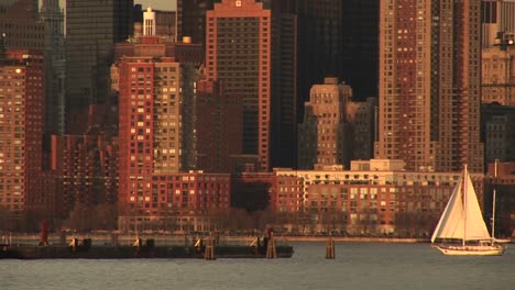 Ein-Segelboot-Fährt-In-Richtung-Des-Piers-Vor-Der-Innenstadt-Von-Manhattan