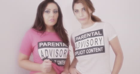 Zwei-Mädchen-Explizite-T-Shirts-4k-33