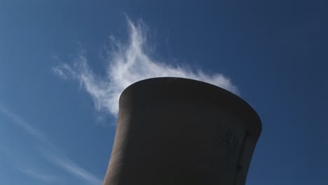 Dampf-Entweicht-Langsam-Von-Der-Spitze-Eines-Kernkraftwerks