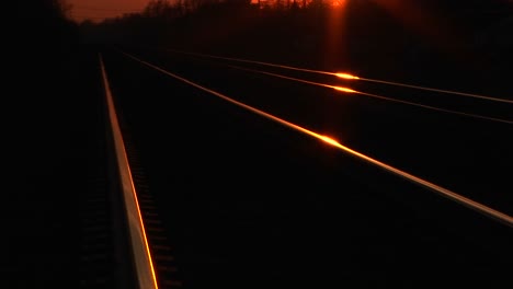 Eisenbahnschienen-Leuchten-Im-Goldenen-Sonnenlicht