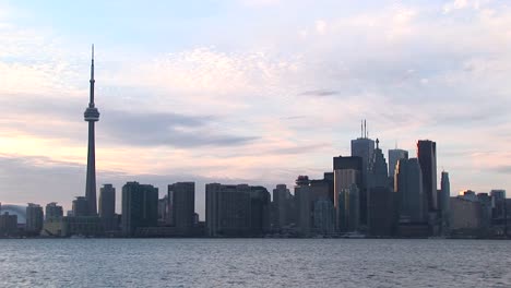 Torontos-Cn-Tower-Lässt-Die-Verbliebenen-Wolkenkratzer-In-Diesem-Skyline-Bild-Von-Toronto-In-Den-Schatten-Stellen