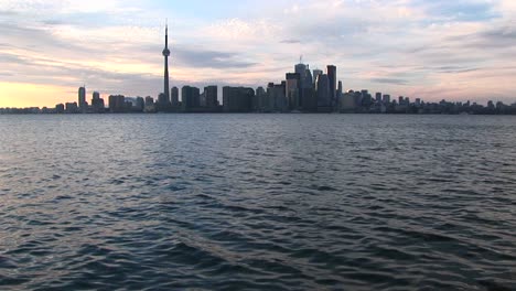 Ein-Extremer-Blick-Auf-Die-Skyline-Von-Toronto-Zur-Goldenen-Stunde