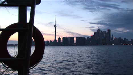 Blick-Von-Einer-Bootsanlegestelle-Der-Insel-Auf-Die-Skyline-Von-Toronto-Ontario-Während-Der-Goldenhour