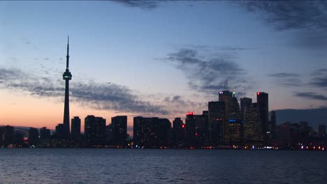 Ein-Spektakulärer-Blick-Auf-Die-Skyline-Von-Toronto-Bei-Nacht-Mit-Lichtern-Und-Einem-Verblassenden-Sonnenuntergang