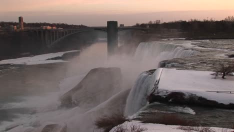 Niagara-Fällt-Im-Winter-Von-Oben-Mit-Blick-Auf-Die-Nächste-Brücke