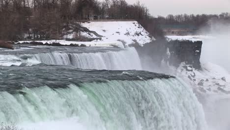 Wasser-Rauscht-über-Die-Niagarafälle-Im-Winter
