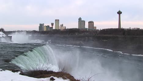 Die-Touristenhotels-Und-Der-Aussichtsturm-Sehen-Stark-Vor-Einem-Blassen-Himmel-Mit-Niagarafällen-Im-Vordergrund