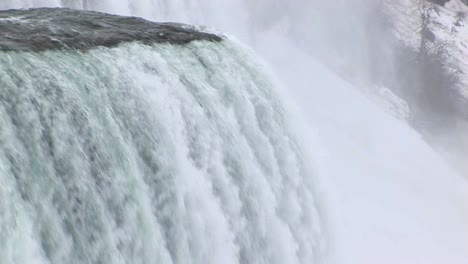 Die-Kamera-Schwenkt-Vom-Rand-Des-Wasserfalls-Nach-Unten