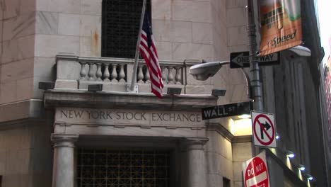 Die-New-Yorker-Börse-Und-Das-Wall-Street-Schild-Im-Finanzviertel-Von-New-York