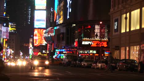 Ein-Wunderbarer-Blick-Auf-Die-Innenstadt-Von-New-York-Bei-Nacht-Mit-Verkehrs--Und-Werbelaternen-überall