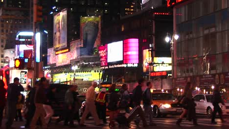 Mittlere-Aufnahme-Des-Times-Square-Mit-Fußgängern-Und-Abbiegendem-Verkehr