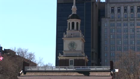 Ein-Wunderbarer-Blick-Auf-Die-Unabhängigkeitshalle-Philadelphia-Und-Den-Uhrturm-Oben