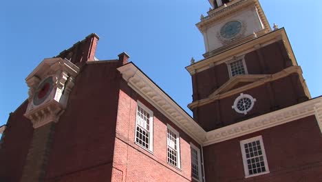 A-Look-Up-At-Independence-Hall-To-The-Clocktower-Near-The-Top