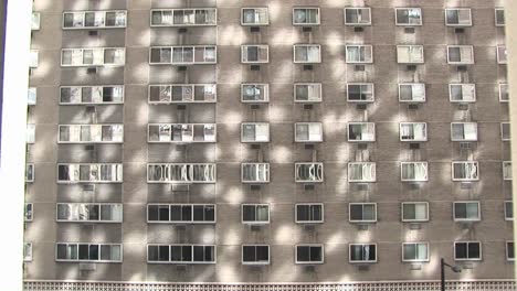 Eine-Große-Wohnung-Oder-Ein-Hotel-Bietet-Ein-Interessantes-Hintergrundmuster-Durch-Reflektiertes-Sonnenlicht-Und-Die-Regelmäßige-Platzierung-Der-Fenster
