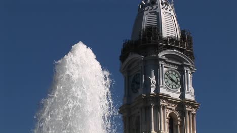 Philadelphias-Historisches,-Reich-Verziertes-Rathausgebäude-Ist-Im-Hintergrund-Mit-Der-Spitze-Eines-Brunnens-Im-Vordergrund-Zu-Sehen
