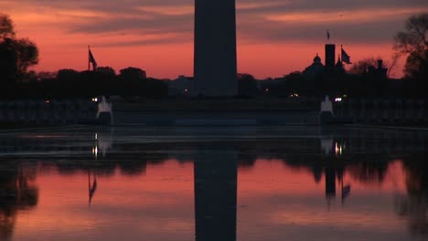 Ein-Stilles-Spiegelbild-Des-Washington-Monuments-Und-Des-Reflektierenden-Pools-Schafft-Eine-Atemberaubende-Goldenhour-Szene