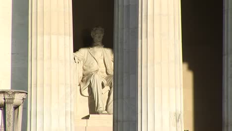 Primer-Plano-Del-Memorial-De-Lincoln-En-Washington-DC-Muestra-La-Estatua-Del-Presidente-Abraham-Lincoln-Detrás-De-Columnas-Griegas-Clásicas