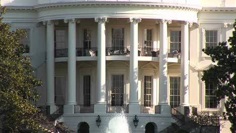 Die-Kamera-Schwenkt-Langsam-Das-Äußere-Des-Weißen-Hauses-In-Washington-D.C