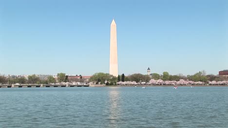 El-Monumento-De-Washington-Se-Refleja-A-Través-De-Un-Cuerpo-De-Agua-Brillante
