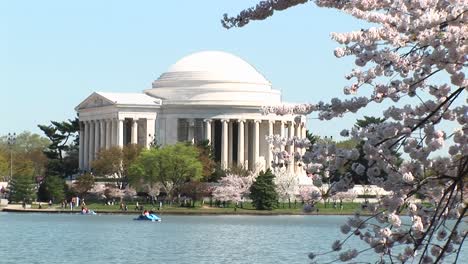 Eine-Lange-Aufnahme-Des-Schönen-Jefferson-Memorial-Building-In-Washington,-D.C