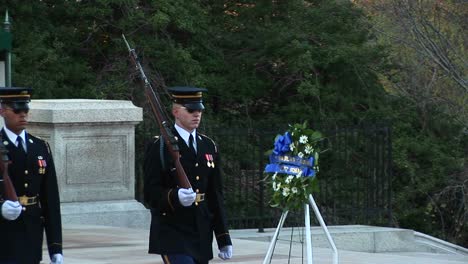 Soldiers-Guard-The-Tomb-Of-The-Unknown-Soldier