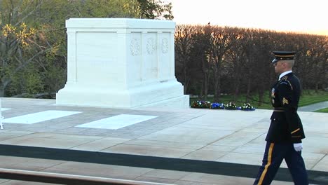 Soldaten-Bewachen-Ehrenhaft-Das-Grab-Des-Unbekannten-Soldaten-In-Washington,-D.C