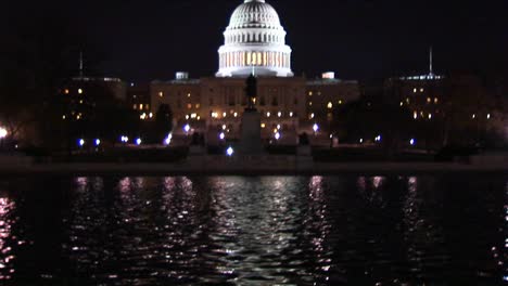 Las-Luces-Del-Edificio-Del-Capitolio-De-Los-Estados-Unidos-Se-Reflejan-En-Una-Fuente