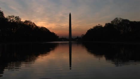 Das-Washington-Monument-Ist-In-Silhouette-Und-Auch-Im-Reflektierenden-Pool-Zu-Sehen