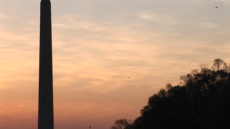 Aufwärtsschwenk-Des-Washington-Monuments,-Das-Sich-Vor-Einem-Goldenen-Himmel-Abhebt