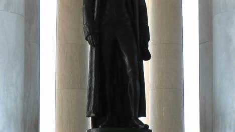 Una-Estatua-De-Thomas-Jefferson-Se-Ve-De-Pie-Dentro-Del-Edificio-Memorial-Jefferson-1