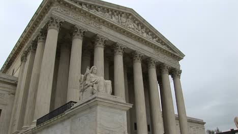 Ein-Wurmstichiger-Blick-Auf-Die-Treppe-Und-Den-Säuleneingang-Zum-Obersten-Gerichtshof