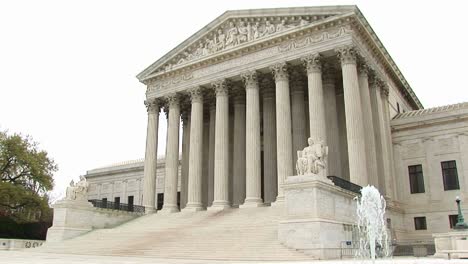 Blick-Auf-Den-Eingang-Und-Den-Brunnen-Des-US-Supreme-Court-Building-In-Washington,-D.C
