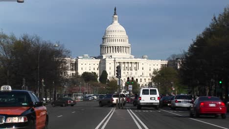 Vor-Dem-Kapitol-Der-Vereinigten-Staaten-Fließt-Der-Verkehr-In-Viele-Richtungen