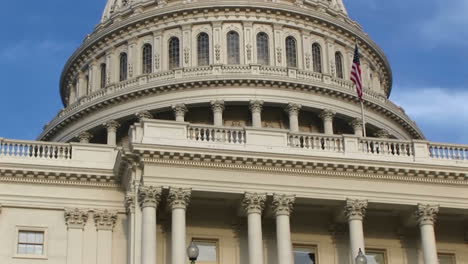 Blick-Auf-Die-Stufen-Des-US-Kapitolgebäudes-In-Washington,-D.C.,-Das-Mit-Blick-Auf-Die-Kuppel-Des-Kapitols-Endet