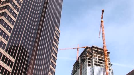 Una-Foto-De-Inclinación-De-Un-Rascacielos-Y-Una-Nueva-Construcción-En-La-Ciudad-De-Atlanta.