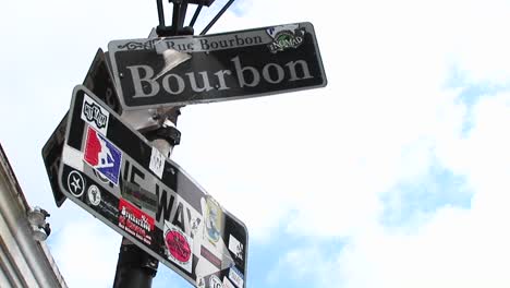 Selbst-Gebückt-Und-Von-Kugeln-Durchbohrt,-Identifiziert-Dieses-Schild-Für-Die-Bourbon-Street-Immer-Noch-Das-Berühmte-Wahrzeichen-Von-New-Orleans