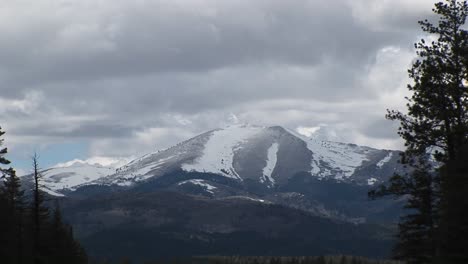 Zoomin-On-A-Snowy-Mountain-Peak-In-The-Sierra-Blanca-Mountain-Range-In-New-Mexico
