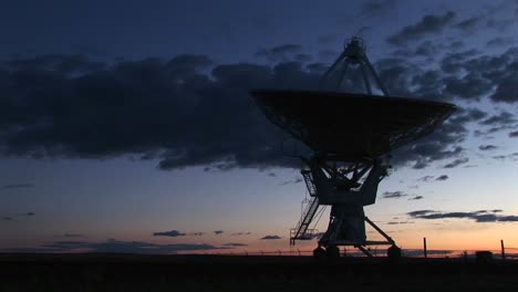 Mittlere-Aufnahme-Eines-Arrays-Am-National-Radio-Astronomy-Observatory-In-New-Mexico-2