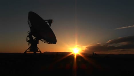 Mittelaufnahme-Eines-Arrays-Am-Nationalen-Radioastronomie-Observatorium-In-New-Mexico-1