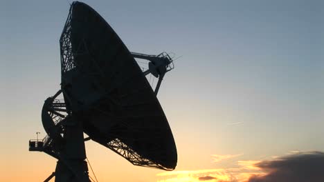 Mittlere-Aufnahme-Einer-Der-Satellitenschüsseln-Im-Array-Des-National-Radio-Astronomy-Observatory-In-New-Mexico